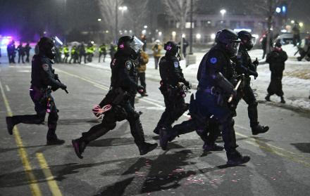 Policías enfrentan manifestantes en Minnesota