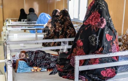 mujeres afganas con sus hijos desnutridos en un hospital de Herat