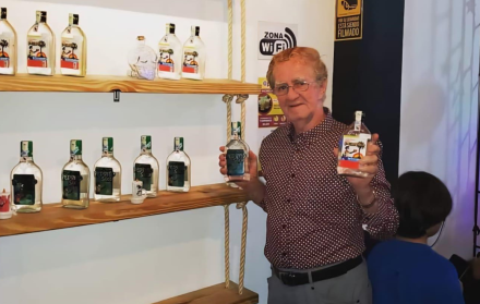 El creador de Pedrito Coco sostiene en sus manos a su célebre creación junto a uno de sus derivados: el Pedrito Seco