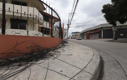 cables en acera de Urdesa