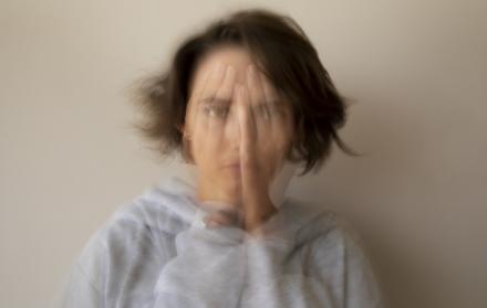 Cara de mujer borrosa