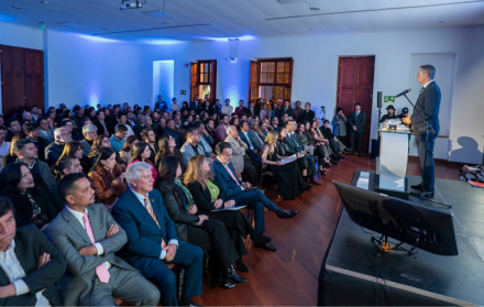Diego Ordóñez, presidente del Colegio de Arquitectos de Pichincha, en la presentación de la Bienal de Arquitectura 2026.