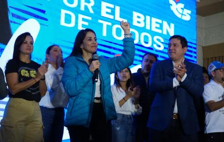 Marcela Aguiñaga junto a Luisa González