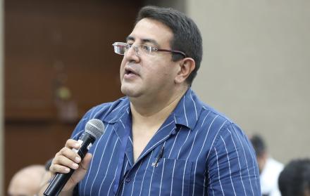 El exasambleísta del correísmo, Santiago Díaz, fue llevado a la Fiscalía, dos días después de los allanamientos por el caso Caja Chica.