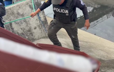 El ataúd fue retirado del agua por la Policía.