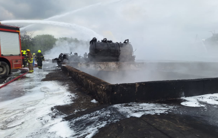 Bomberos de Esmeraldas trabajando para extinguir el incendio en la Refinería de Esmeraldas.