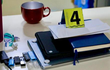 La Fiscalía se incautó celulares, pasaportes, memorias USB, documentos, durante los allanamientos a las casas de Luisa González, Patricio Chávez y otros.