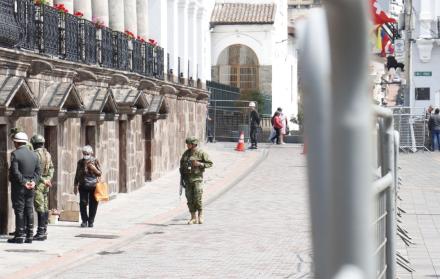 Los propietarios de los locales de los bajos de Carondelet esperan una solución para reabrir sus negocios, ubicados en el Centro Histórico de Quito.