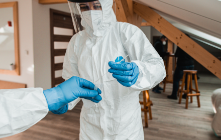 El virus Nipah es zoonótico y puede transmitirse de animales a humanos.