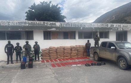El Ejército ecuatoriano decomisó 1.038 tacos de dinamita y varios insumos químicos