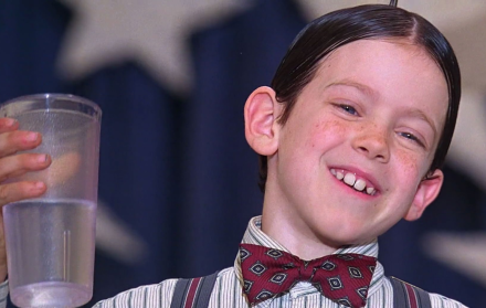 Bug Hall, Alfalfa de Pequeños Traviesos, vive en Arkansas con su familia tras hacer un voto de pobreza.