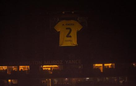 El homenaje a Mario Pineida y su camiseta número 2 en la Noche Amarilla.