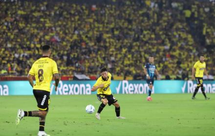 Barcelona SC enfrentando a Guayaquil City en la Noche Amarilla 2026.