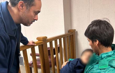 Fotografía tomada de la red social X del congresista por Texas Joaquín Castro donde aparece visitando a Liam y su padre.o de Procesamiento de Inmigrantes de Dilley en Texas (EE.UU.). EFE/ @JoaquinCastrotx