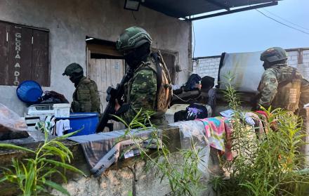 La Armada ecuatoriana informó sobre la captura de cinco ciudadanos colombianos.