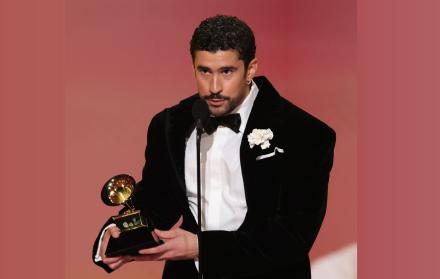 Bad Bunny al recibir su gramófono.