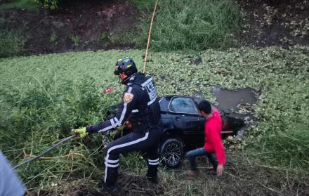 rescate auto caído en zanja de Daule