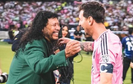René Higuita y Lionel Messi en su encuentro en Colombia.