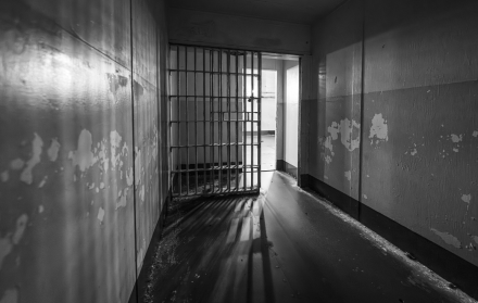 Crisis sanitaria en cárceles de Guayaquil por brote de tuberculosis en reos.