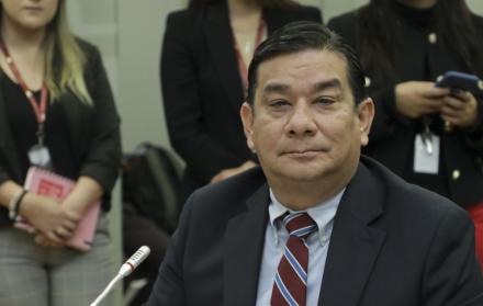 El asambleísta de ADN, Luis Alvarado Campi, evadió a un periodista y evitó hablar sobre la compra de Radio Centro y La Posta.