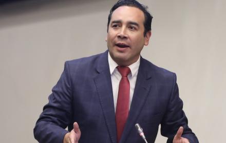 El asambleísta correísta, Juan Andrés González, enfrenta cinco denuncias de legisladores de ADN, quienes piden que sea enjuiciado penalmente.