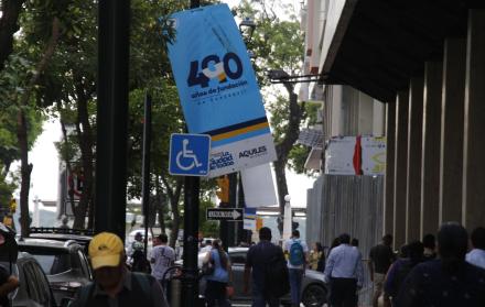 carteles en bulevar 9 de Octubre