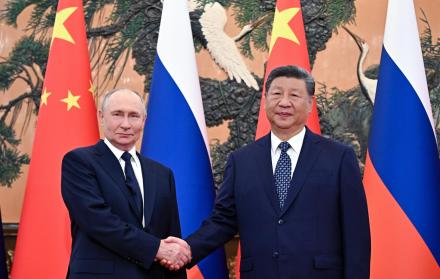 Vladimir Putin (izq.), y el presidente chino, Xi Jinping,
