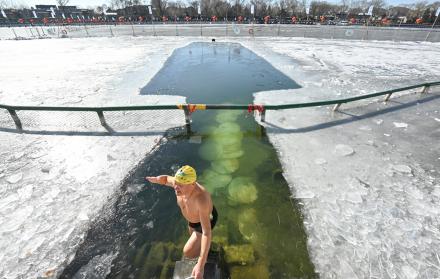 Un entusiasta de la natación invernal de Shichahai en Beijing