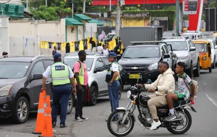 motociclistas sin casco ante agentes de ATM en avenida Velasco Ibarra