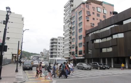 peatones en avenida Machala