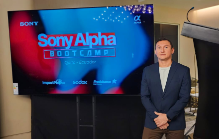 Ronald Mosquera, Subgerente de Ventas de Sony Ecuador, durante el Sony Alpha Bootcamp, explicando los objetivos del evento y la creación de comunidad audiovisual.