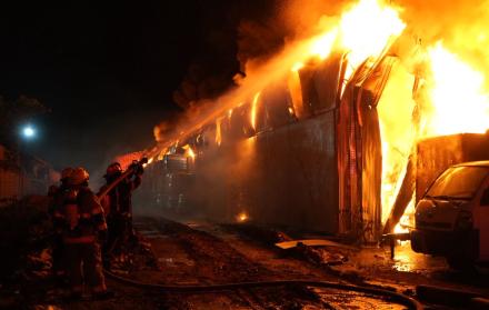 Bomberos desplegaron más de 38 unidades para controlar incendio en fábrica del Guasmo Norte.