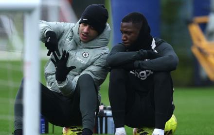 Ell inglés Liam Rosenior es el entrenador de Moisés Caicedo.