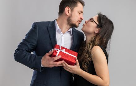 Enamorados con regalo
