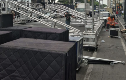 Se desmontó la tarima que se colocó en la marcha en apoyo a Aquiles Álvarez.