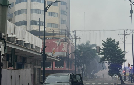 Se reactivan focos del incendio en el edificio Multicomercio.