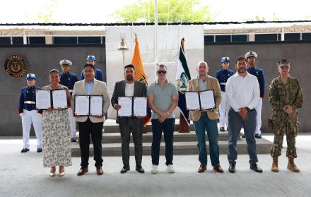 El Gobierno del Ecuador, junto al Ministerio de Defensa y la Armada, suscribió un convenio para fortalecer el sistema aeromédico y de rescate del archipiélago.