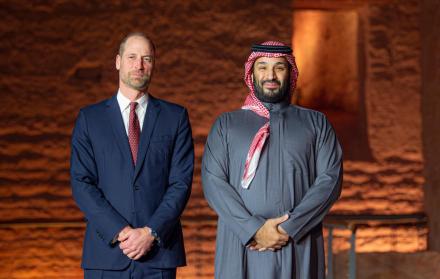 El príncipe heredero Mohammed bin Salman posa junto al príncipe Guillermo