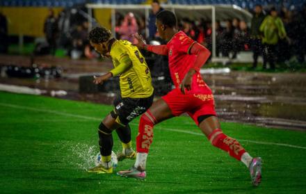 Barcelona SC vs Aucas fue por la Noche Amarilla en Quito.