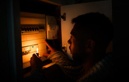 Usuarios de Guayaquil reportan cortes de luz este sábado 14 de febrero de 2026 en varios sectores de la ciudad.