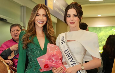 Mara Topic (izquierda) y Fátima Bosch (derecha) en Ecuador durante la llegada de la mexicana al aeropuerto de Quito por Carnaval.