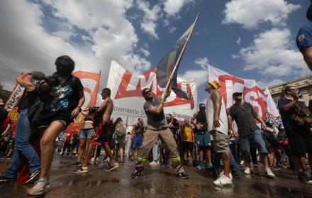 Buenos Aires. Una persona sostiene una bandera, durante la fuerte protesta que se dio el pasado miércoles.