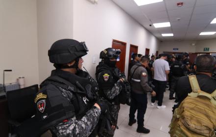 Personal policial ingresó la noche del 16 de febrero de 2026 a las oficinas de Segura EP.