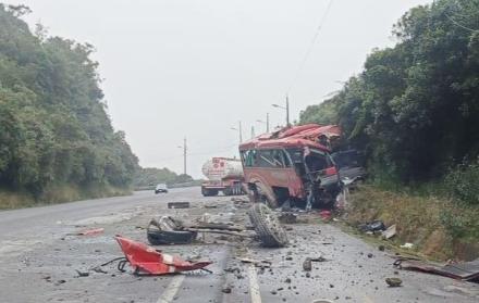 El Ecu 911 coordinó la atención tras la alerta de un siniestro entre un bus y un tráiler.