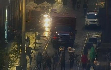 La unidad del Cuerpo de Bomberos Quito llegó al Centro Histórico para tender la emergencia.