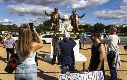 Estatua de Trump y Epstein