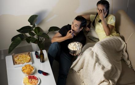 Pareja viendo televisión