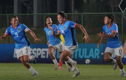 Rosa Flores celebra su golazo histórico desde 38,4 metros que le dio el triunfo a Ecuador sobre Colombia.