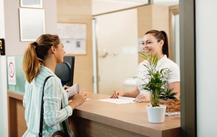 atencion banco Freepik