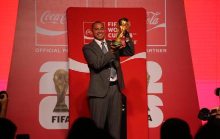 Trezeguet trae el trofeo del Mundial a Quito.